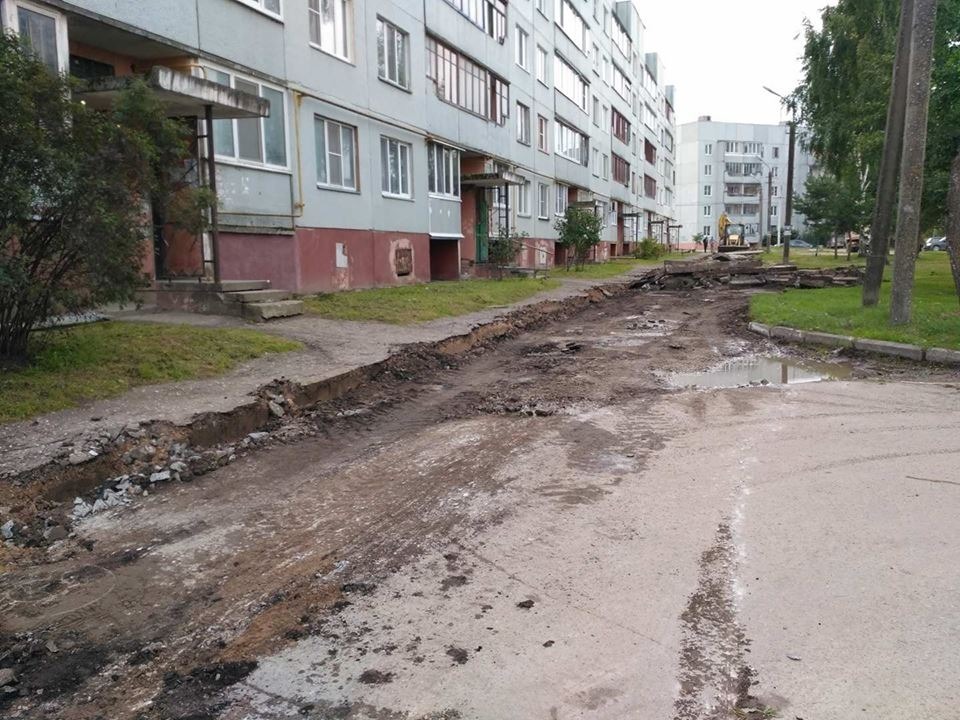 УГХ администрации Пскова дважды продлил контракт по ремонту дворов